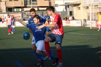 El balagariense Isaac pugna por un balón con un jugador del Vista Alegre durante el partido disputado ayer en el Municipal.
