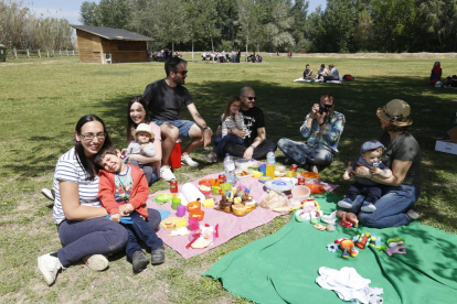Una de les famílies que ahir van celebrar Dilluns de Pasqua al parc de les Basses.