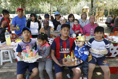 Una de las familias que ayer celebró el Lunes de Pascua en el parque de Les Basses. 
