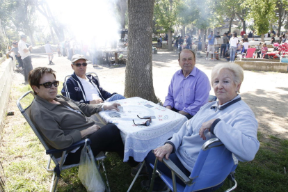 Una de las familias que ayer celebró el Lunes de Pascua en el parque de Les Basses. 