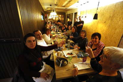 Un dels grups que van celebrar el sopar d’empresa ahir al restaurant Bonum No Rules de Lleida.