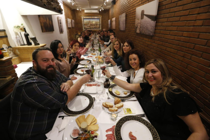 Uno de los grupos que celebraron su cena de empresa ayer en el restaurante Bonum No Rules de Lleida.