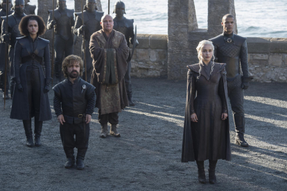 Daenerys Targaryen, junto a algunos de los aliados, entre ellos Tyrion Lannister.