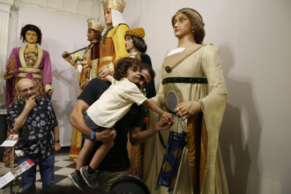 Un niño coloca ayer un ‘fanalet’ a uno de ‘gegantons’ de la ciudad de Lleida.