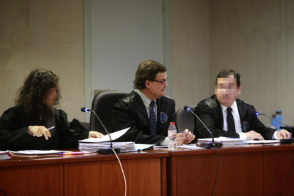 El exabogado condenado, en el centro de la imagen, durante el juicio en la Audiencia. 