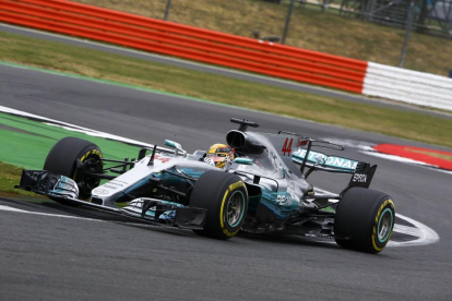 Lewis Hamilton durant la sessió de qualificació del GP de la Gran Bretanya, que es disputa a Silverstone.