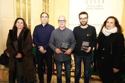 Autors i editors de la guia, durant la presentació d’ahir al Museu Morera.