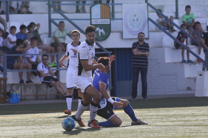Un jugador del Borges intenta hacerse con el control del balón en una de las jugadas del partido que tuvo lugar ayer entre el líder y el Solsona.