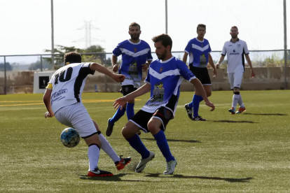Un jugador del Borges intenta hacerse con el control del balón en una de las jugadas del partido que tuvo lugar ayer entre el líder y el Solsona.