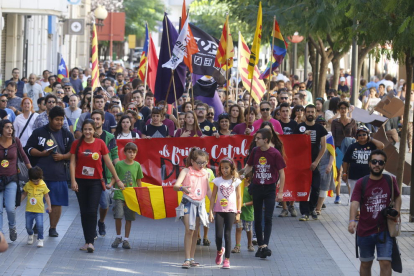 Imatge de la capçalera de la manifestació, ahir al seu pas per l’avinguda Blondel, on a l’acabar es va celebrar un míting polític.