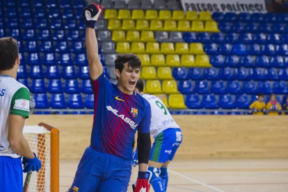 Pablo Álvarez celebra un dels tres gols que va marcar ahir a la nit davant l’ICG Lleida.