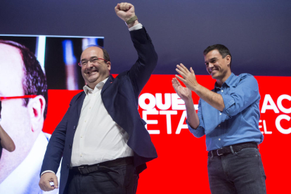 Iceta saluda tras ser proclamado candidato a la presidencia de la Generalitat junto a Pedro Sánchez.