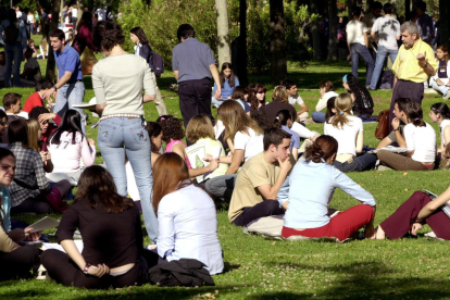 Estudiants en un campus universitari.