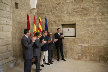 Rajoy va descobrir una placa per inaugurar el parador del Roser, situat al carrer Cavallers de Lleida.