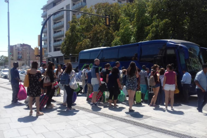 Viajeros afectados ayer por el corte de la línea subiendo a un autocar en Lleida. 
