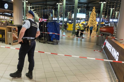 Un policia holandès controla l’interior de l’aeroport de Schiphol.