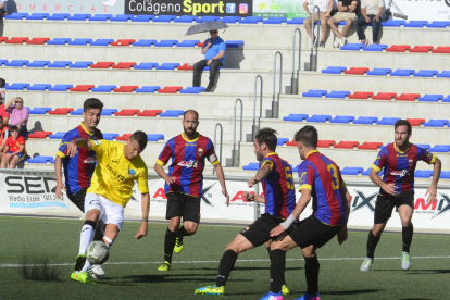 Marc Nierga intenta una acción de ataque durante el partido de ayer, ante la oposición de varios jugadores del Eldense.