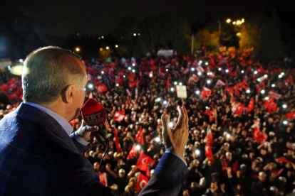 El presidente Recep Tayyip Erdogan saluda a sus seguidores tras conocerse los primeros resultados.