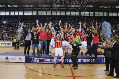 La plantilla del Reus celebra el título con Ros y Graça al lado aplaudiendo.