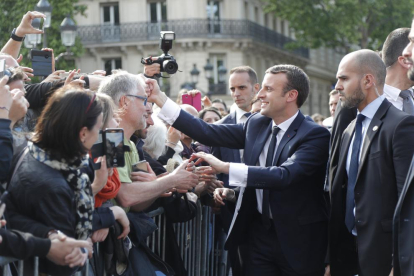 Ja investit president, Macron va rebre un bany de masses després de l’homenatge al soldat desconegut sota l’Arc de Triomf.