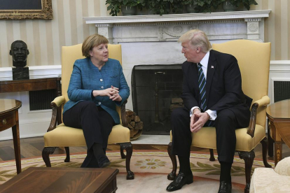 La canciller Angela Merkel conversa con el presidente de EEUU Donald Trump en la Casa Blanca.