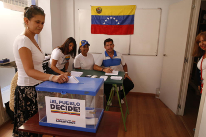 Veneçolans de Lleida voten en el referéndum contra Maduro