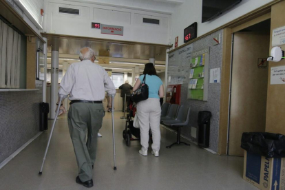 Pacients esperant ser atès en un ambulatori de Lleida.