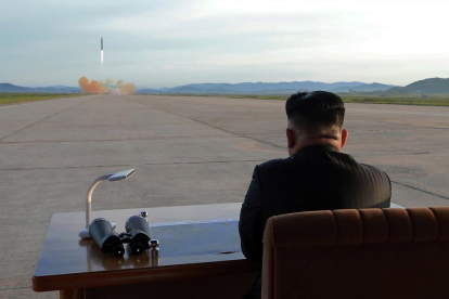 Fotografia d'arxiu sense data cedida el 16 de setembre de 2017, per l'Agència Central de Notícies de Corea del Nord (KCNA), l'agència de notícies estatal de Corea del Nord, que mostra al líder nord-coreà Kim Jong Un, mentre guia el llançament d'un míssil balístic de mitjà a llarg abast, Hwasong-12, des d'una ubicació desconeguda.