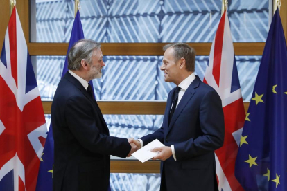 Donald Tusk recibe del embajador británico ante la UE, Tim Barrow, la carta que inicia el Brexit.