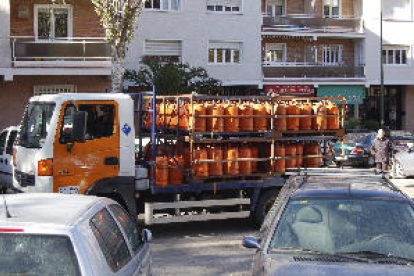 Camión de reparto de gas butano en un barrio madrileño.