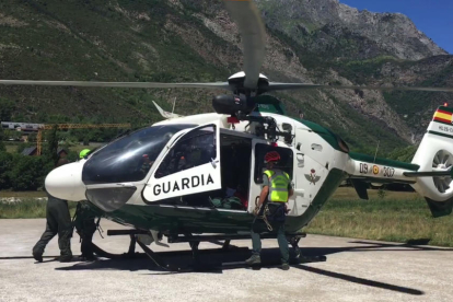 L’helicòpter, treballant a la zona en què va caure l’home després d’accidentar-se.