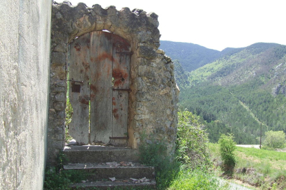 Detall d'una porta de fusta a La Vansa i Fórnols, comarca de l'Alt Urgell