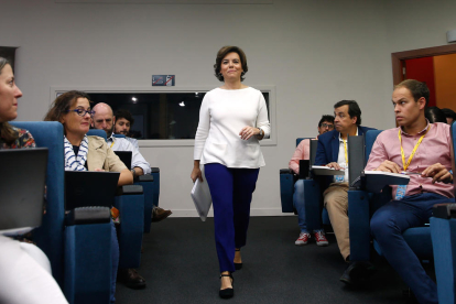 La vicepresidenta, Soraya Sáenz de Santamaría, es dirigeix a la roda de premsa a la Moncloa.
