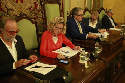 La tinent d’alcalde Montse Mínguez, al ple anterior, consultant uns gràfics econòmics.