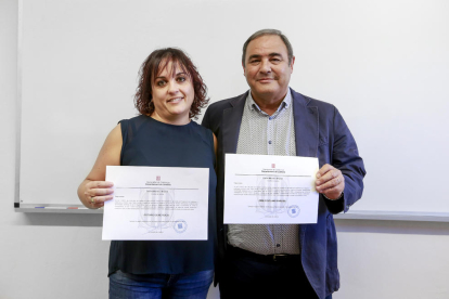 Eva Gené, ahir amb el delegat de Justícia a Lleida, després de l’entrega dels certificats de nul·litat.