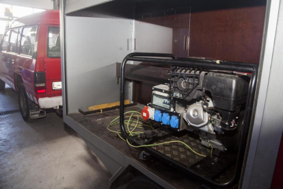 Els bombers de Torà han instal·lat aquest generador per poder tenir llum.