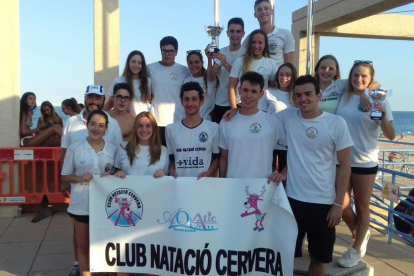 Els nadadors del CN Cervera celebren la primera posició en el rànquing de clubs del campionat.