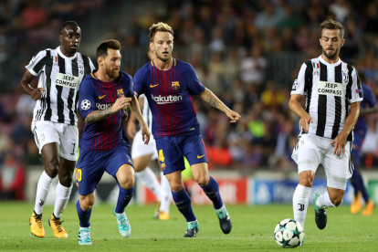 Messi corre en busca del balón ante su compañero Rakitic y los jugadores de la Juventus Pjanic y Matuidi.