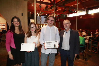 Los dos ganadores, junto a Núria Serrate (Escola d’Escriptura) y Juan Cal, director ejecutivo de SEGRE.
