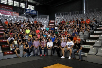 Fotografia de grup de jugadors del planter de l’Actel Força Lleida, al costat de responsables del club, patrocinadors i Miki Feliu.