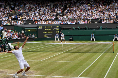 Roger Federer celebra un punt durant la final de Wimbledon, en la qual va superar en tres sets el croat Marin Cilic.