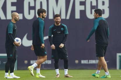 Mascherano, André Gomes i Messi durant l’entrenament blaugrana ahir a la Ciutat Esportiva.