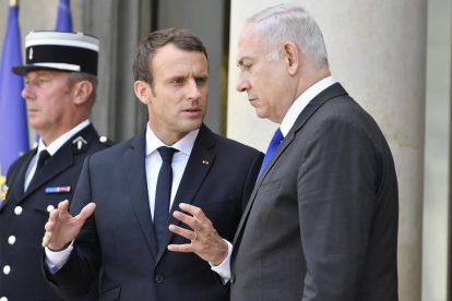 Emmanuel Macron conversa con Benjamin Netanyahu.