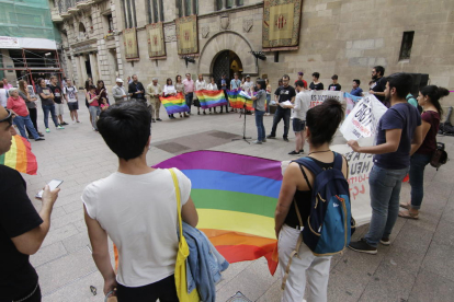 Moment de la concentració contra l’LGTBIfòbia, a la plaça de la Paeria.