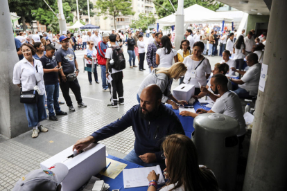 Los venezolanos tuvieron que votar en la calle  al negársele a la Oposición el uso de edificios públicos.