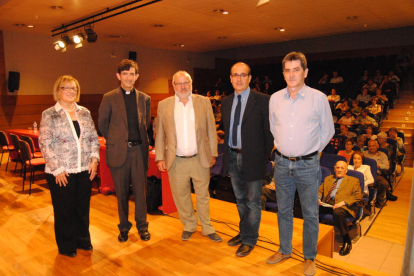 Tere Grañó, Jordi-Agustí Piqué, el presidente del consell, Josep Maria Huguet, Màrius Bernadó y el concejal Joan Ramon Domingo. 