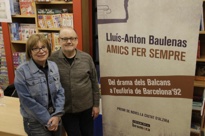 Montse Sanjuan y Lluís-Anton Baulenas, ayer en la librería Caselles.