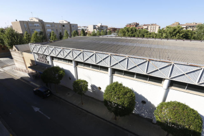 Vista de la coberta del pavelló municipal de la Bordeta, que ha de ser substituïda perquè conté fibrociment.