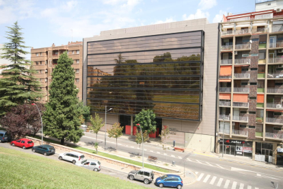 Vista del edificio de la Tesorería de la Seguridad Social de la calle Salmerón, estrenado en 1992.
