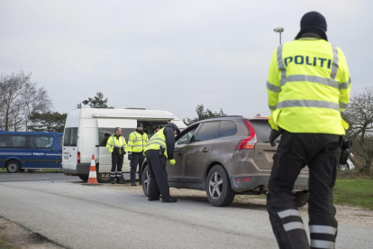 Policías daneses hacen un control en la frontera con Alemania, en foto de archivo.